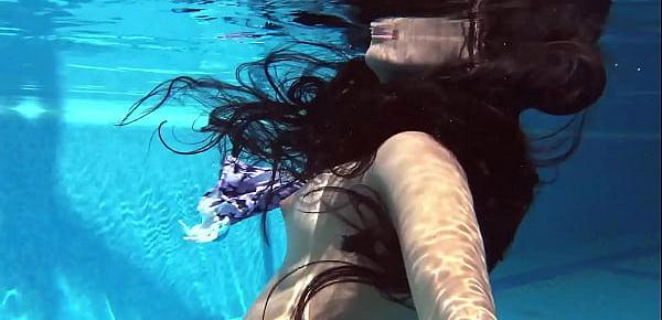  Andreina De Luxe swims naked and beautiful in the pool